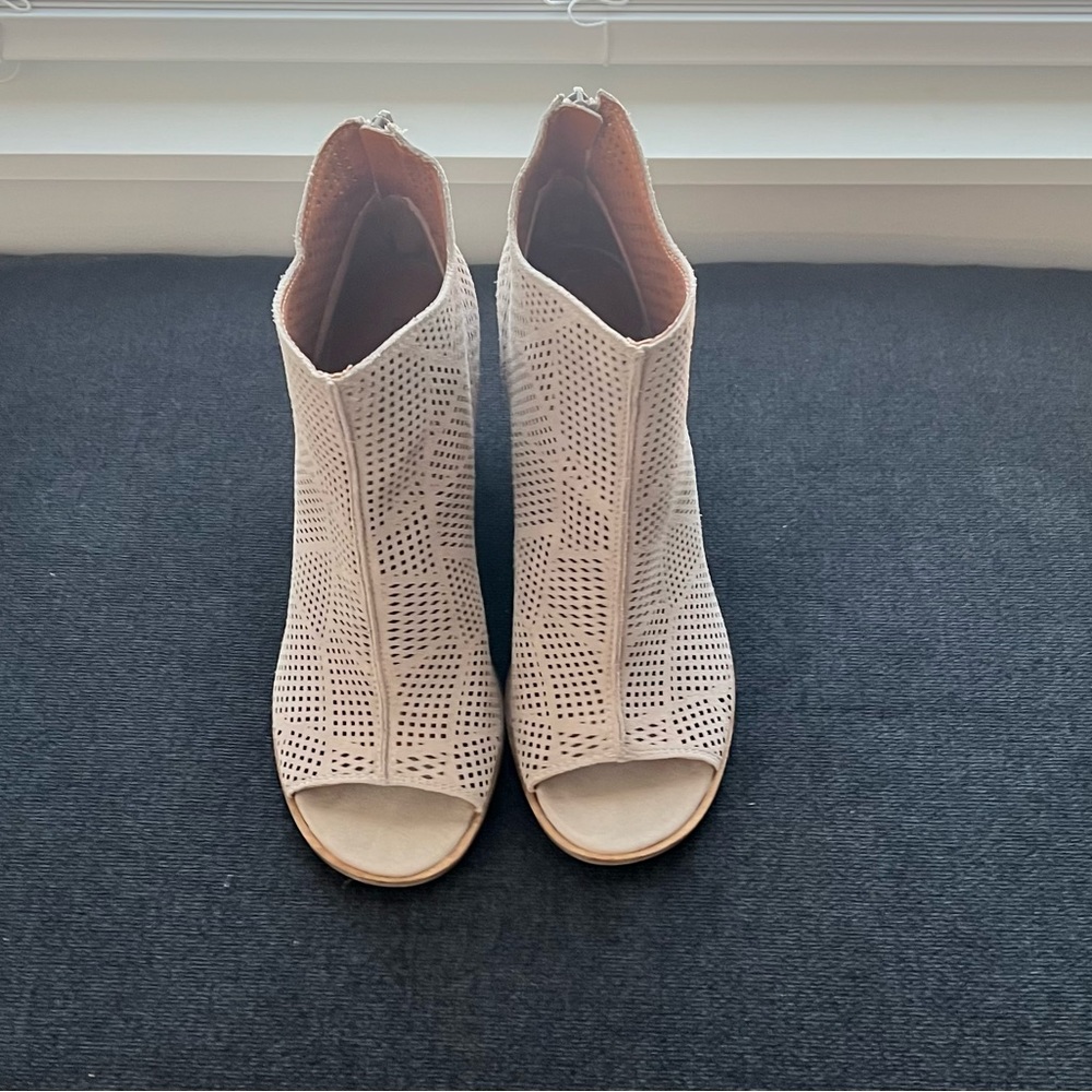 ** NWOT ** Lucky Brand Grey Peep Toe Heel, size 10.